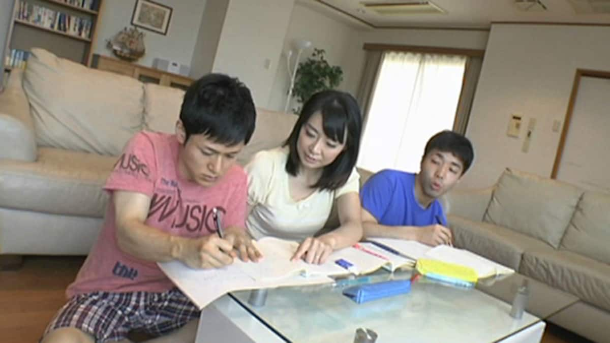 ママ友3人で、出来の悪い息子たちの勉強を見ていたら、息子の友達に体を求められ、欲求不満だったので内緒でエッチしちゃった母親たち。