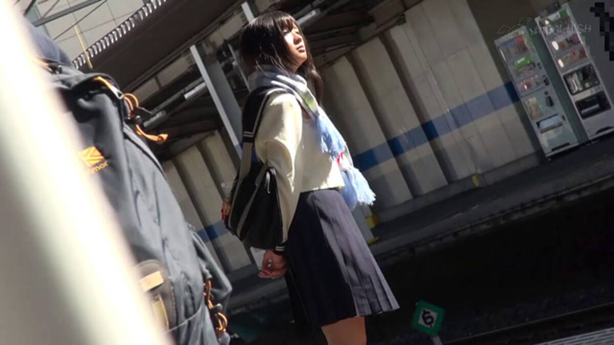 痴●された気弱な女を助けたばかりに電車内で輪●されたゴムまみれ女子校生